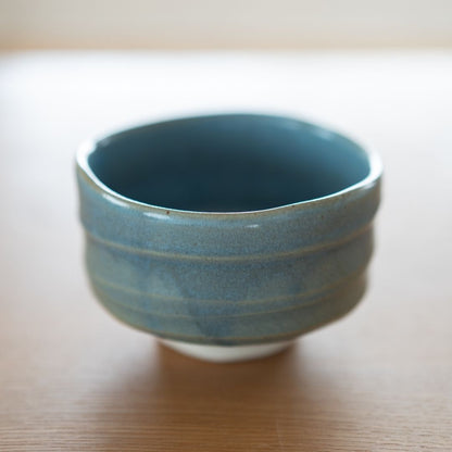 Fuld sidevisning af den japanske matcha-skål "Summer Sky", der viser den rige, teksturerede blå glasur, karakteristiske vandrette riller og dens traditionelle Mino Ware-form.