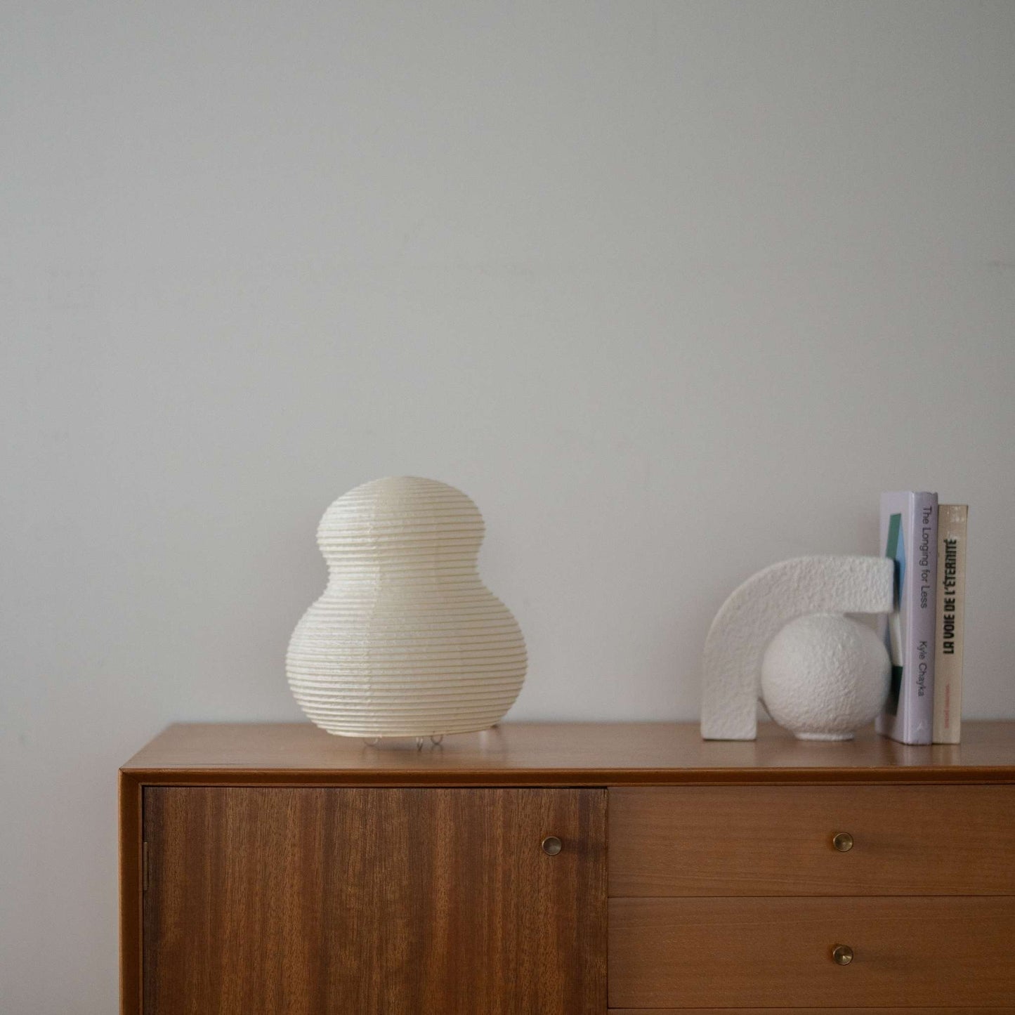 "Lampe en papier japonais faite à la main Paper Moon 02 – Lumière Washi pour salon Japandi"