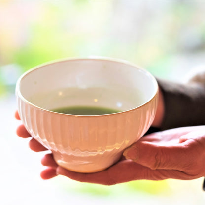 Nærbillede af en japansk matcha chawan-skål, håndlavet af Buzan Kiln i Gifu, Japan, der viser fin porcelænstekstur og den bløde glans af Mino Ware-keramik.
