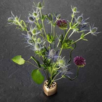 Ikebana blomsterarrangement med japansk kenzan uden pigge "Hjerte" bronzevase til enkelt blomst