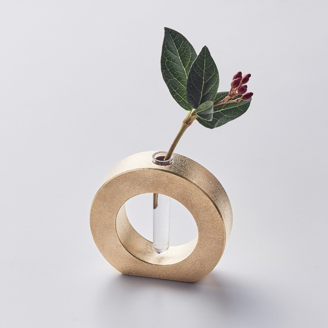 Ikebana blomsterarrangement med japansk vase "Kobberbusk" håndlavet i genanvendt legering
