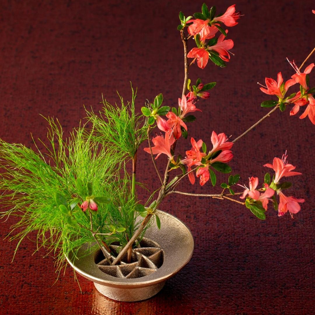 Ikebana blomsterarrangement med japansk pindløs Kenzan "Blomsterhave" til japanske vaser
