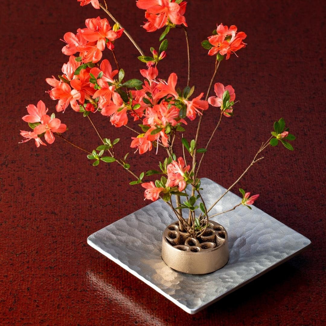 Ikebana blomsterarrangement med japansk pindløs kenzan Garden L i japansk vase
