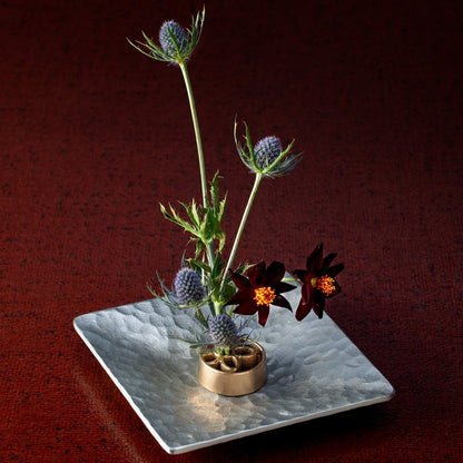Ikebana blomsterarrangement med japansk pindløs kenzan Garden S i japansk vase