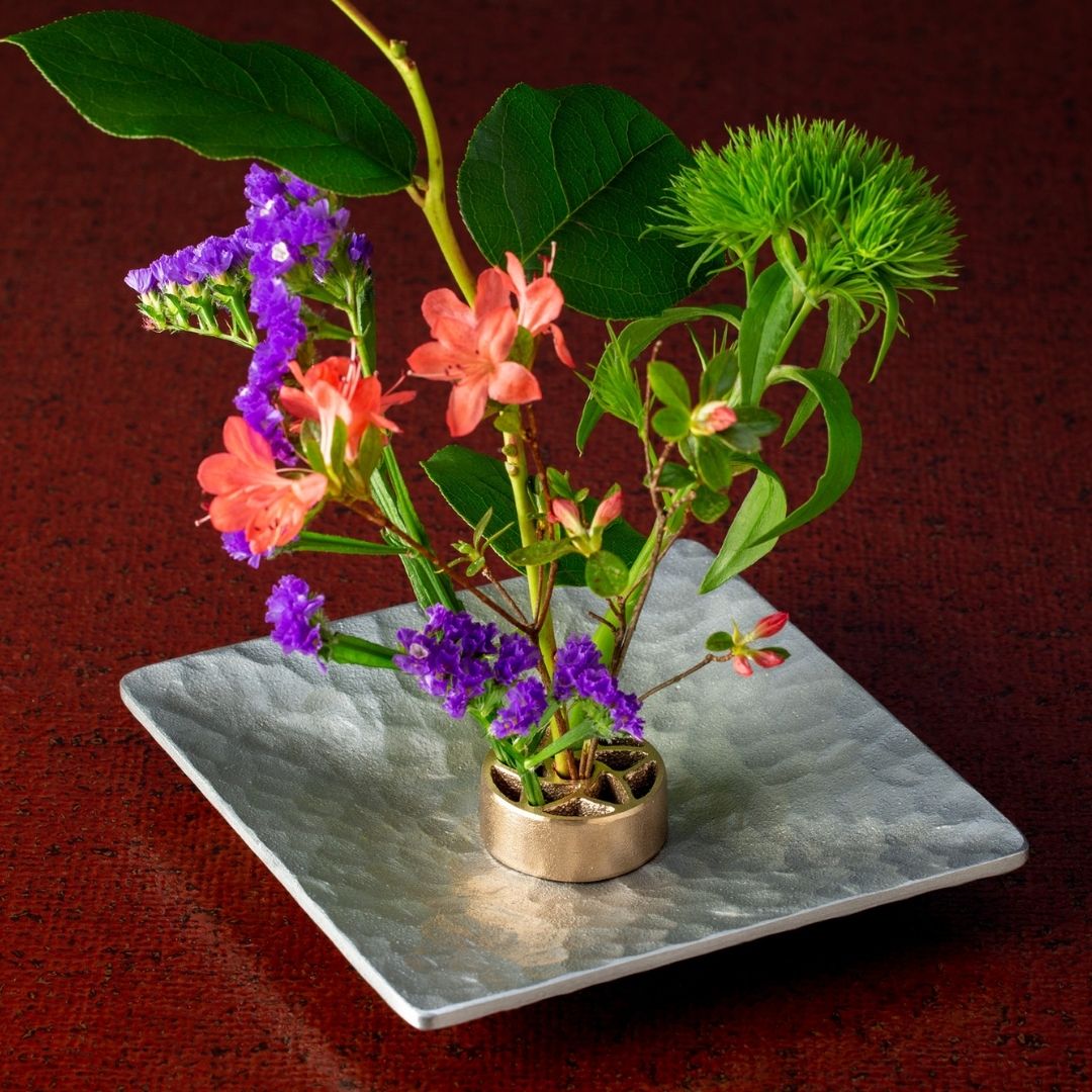 Ikebana blomsterarrangement med japansk pindløs Kenzan "Hana" S i japansk vase