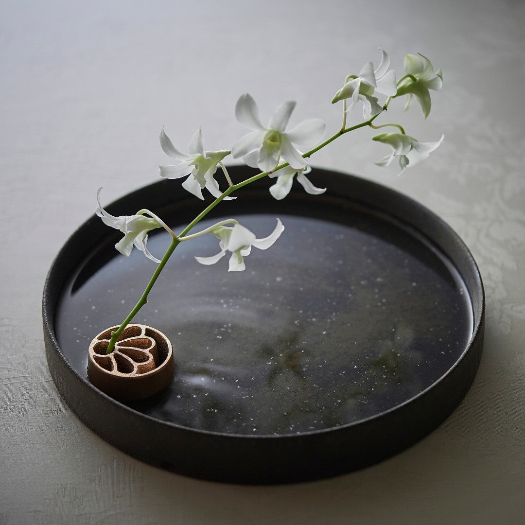 Ikebana blomsterarrangement med japansk kenzan uden pigge "Petal" – Bronzeholder til japansk blomsterarrangement