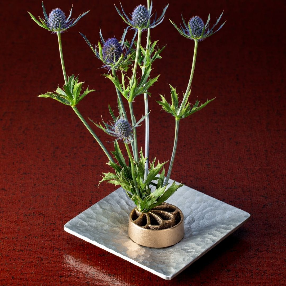 Ikebana blomsterarrangement med japansk pindløs Kenzan "Petal" L – Bronze værktøj til japanske vaser