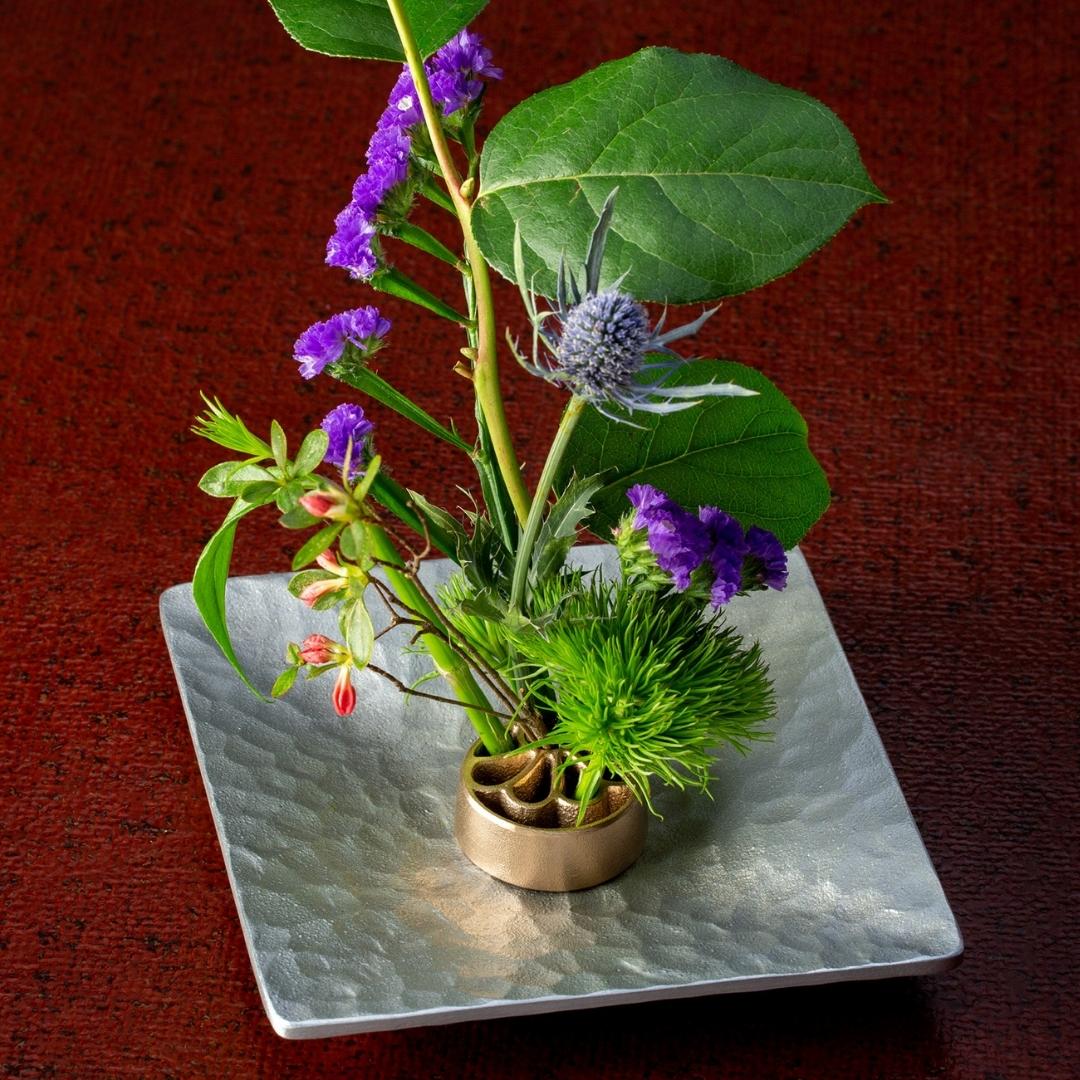 Ikebana blomsterarrangement med japansk kenzan uden pigge "Petal" S – Elegant redskab til japanske vaser