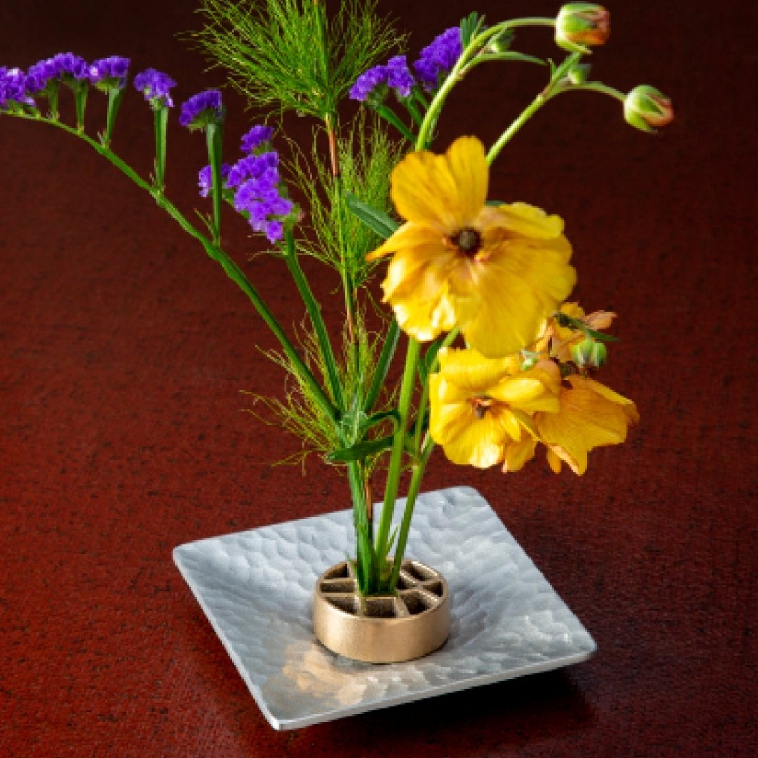 alt
Ikebana-Blumenarrangement mit japanischem stachellosem Kenzan „Voronoi“ L – Sicheres, stilvolles Design