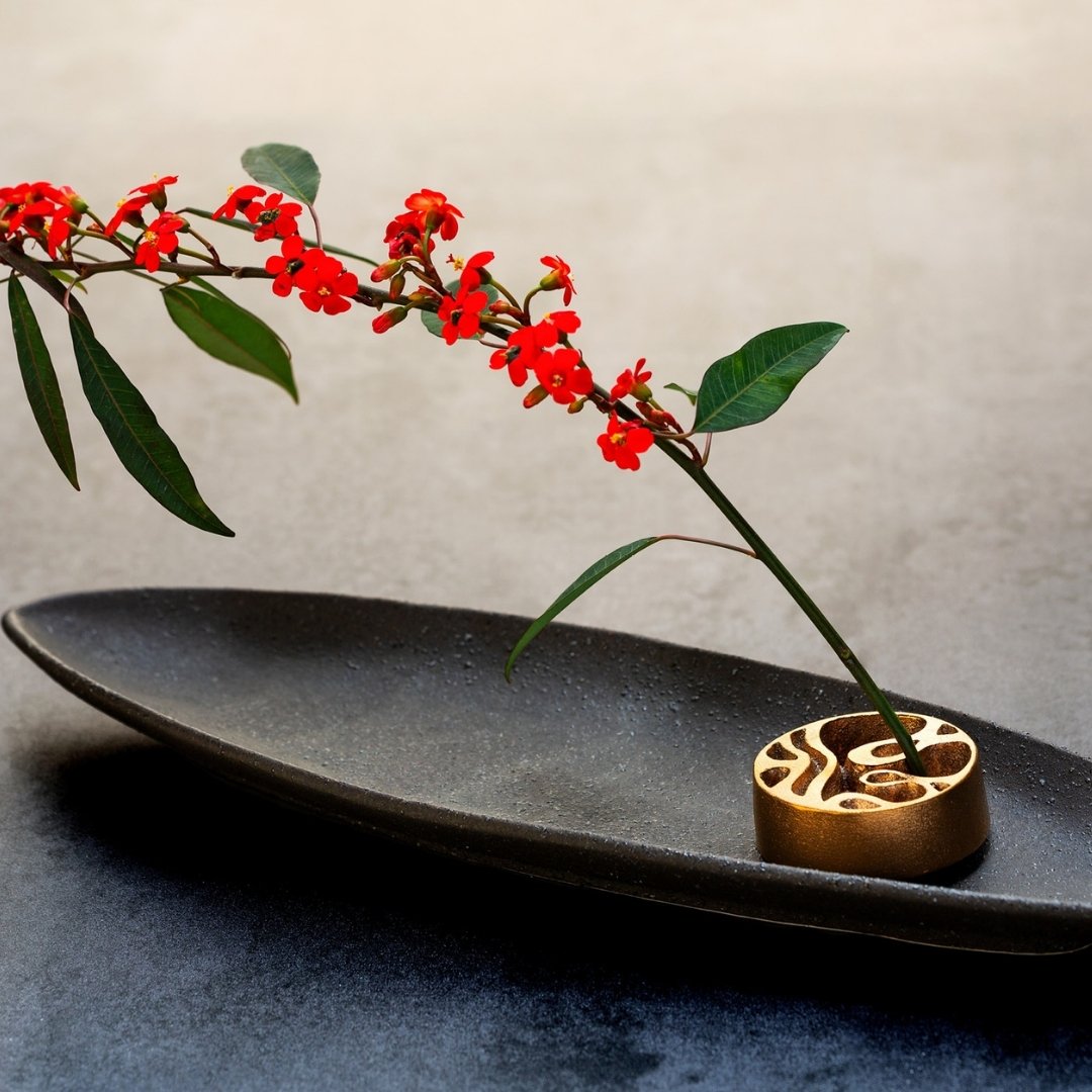 alt
Ikebana-Blumenarrangement mit japanischem stachellosem Kenzan „the air“ und japanischen Vasen