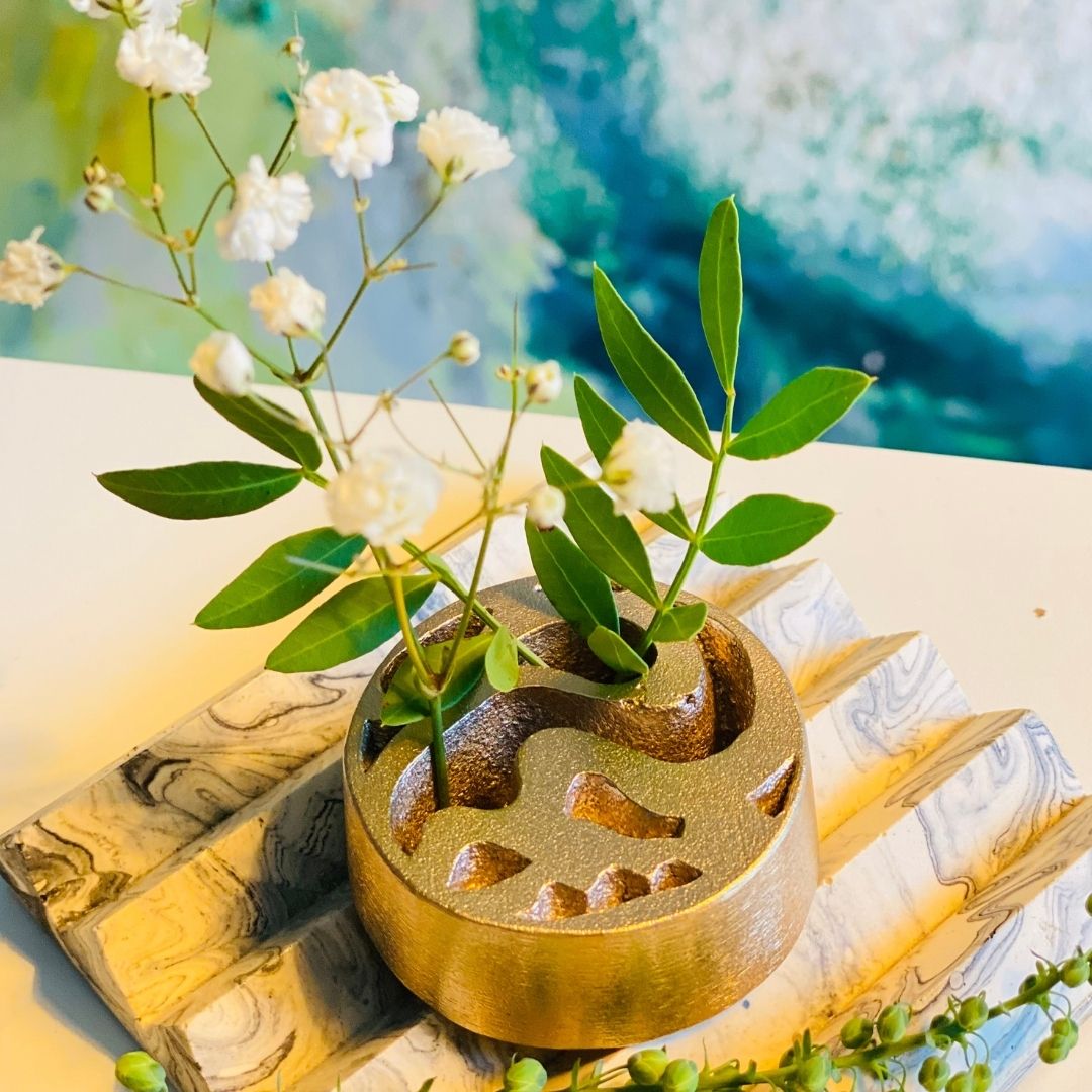 "Élégant arrangement floral ikebana avec kenzan japonais sans broches « l'eau » outil kenzan"