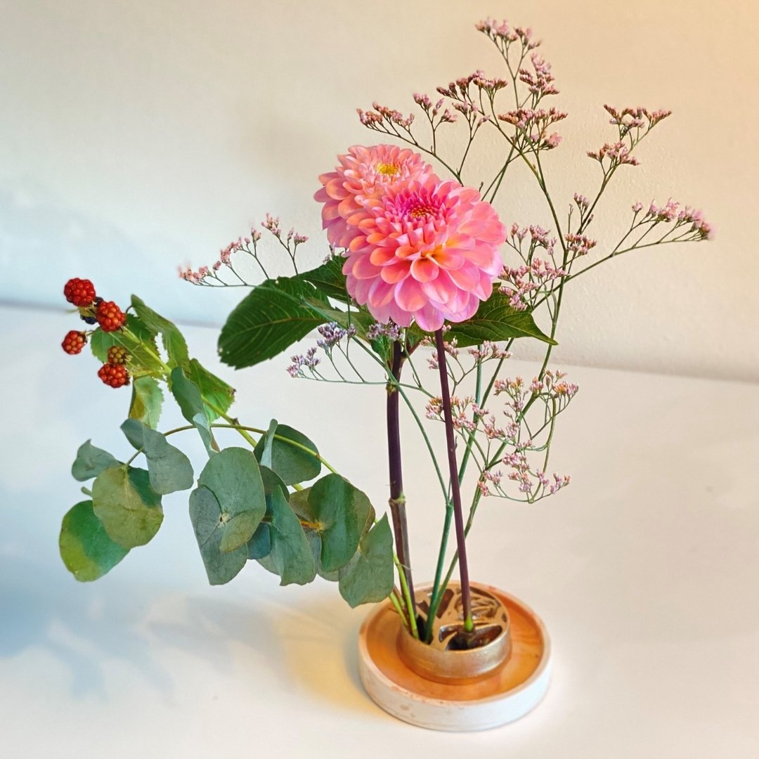 Ikebana blomst med japansk blomsterpind uden kenzan, ginkgo til japansk blomsterarrangement