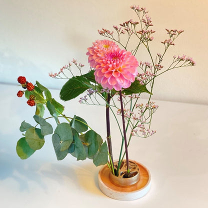 Ikebana blomst med japansk blomsterpind uden kenzan, ginkgo til japansk blomsterarrangement