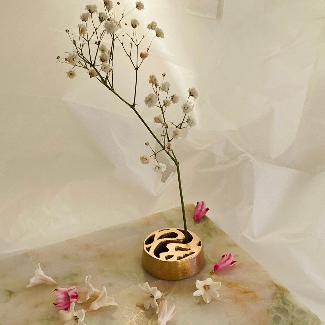 "Arrangement floral Ikebana utilisant un Kenzan japonais sans épingles « l'eau » dans un vase japonais"