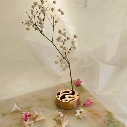 "Arrangement floral Ikebana utilisant un Kenzan japonais sans épingles « l'eau » dans un vase japonais"