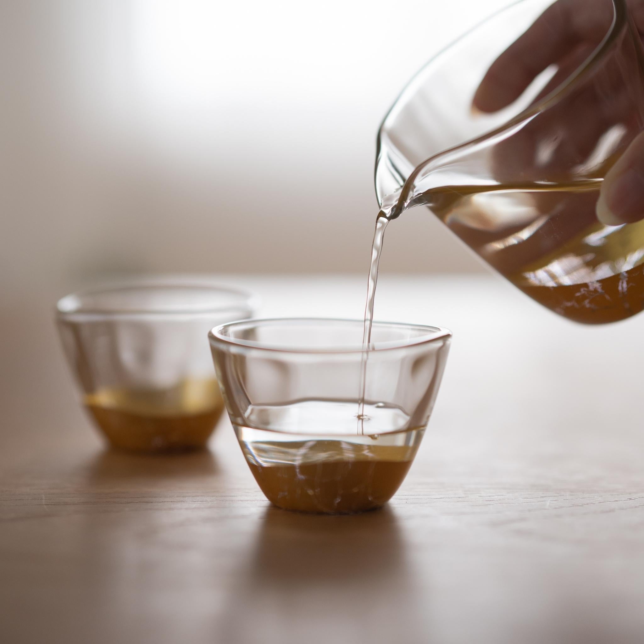 Japansk sake-krus sæt med bladguld – raffinerede sake-glas og flaske til moderne minimalistisk bord