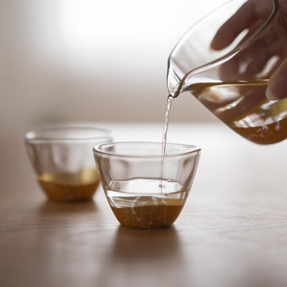 Japansk sake-krus sæt med bladguld – raffinerede sake-glas og flaske til moderne minimalistisk bord