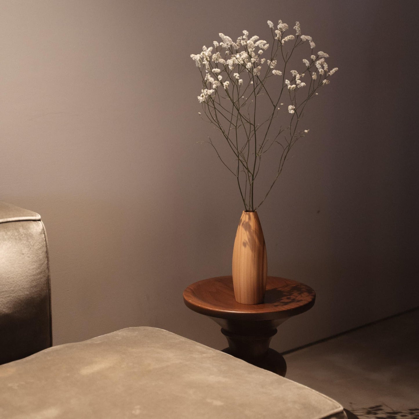 fantastisk vase i naturligt cedertræ tilføjer et strejf af natur til en minimalistisk Japandi-stue.