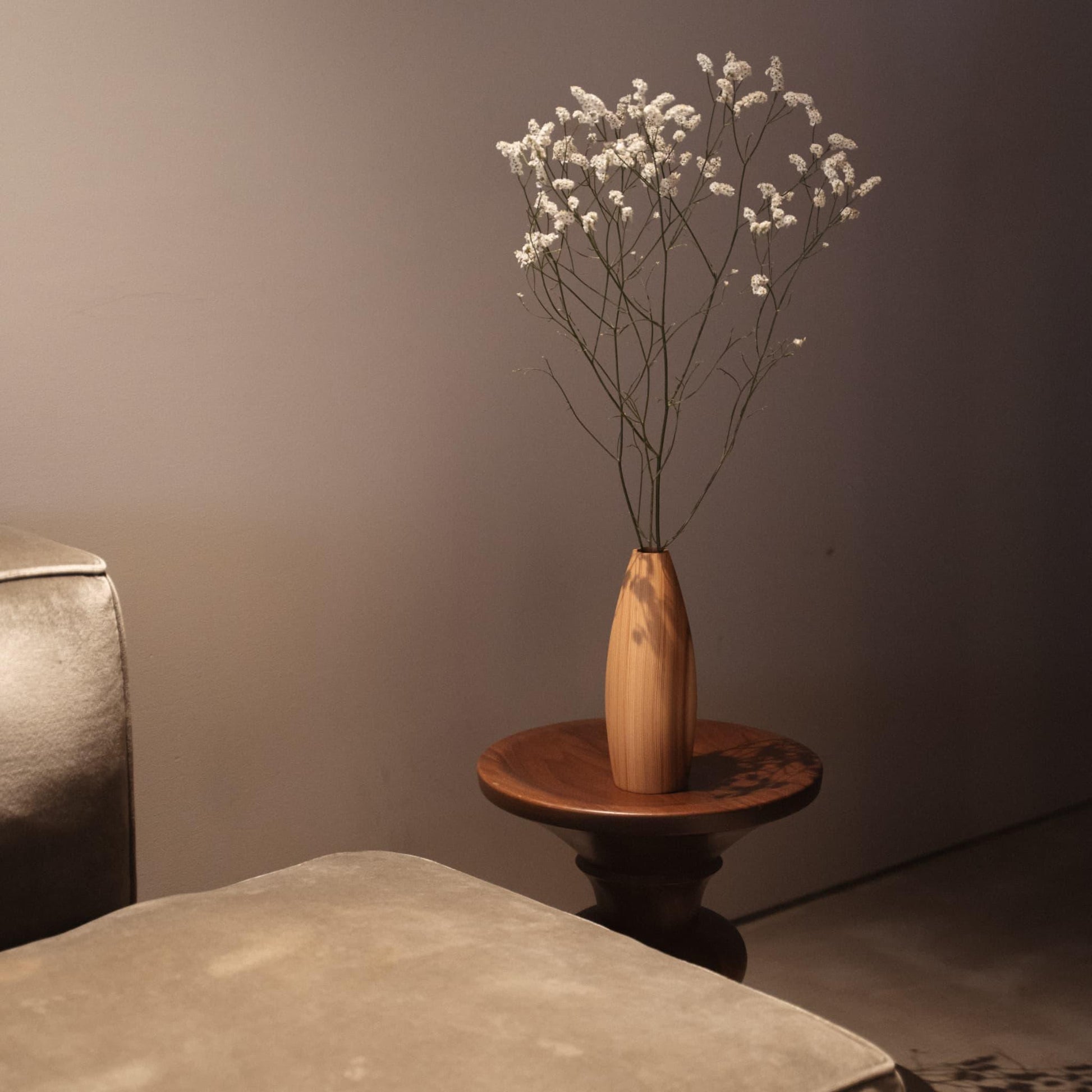 fantastisk vase i naturligt cedertræ tilføjer et strejf af natur til en minimalistisk Japandi-stue.