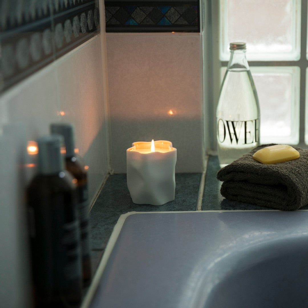"Japanische Duftkerze aus Seto-Porzellan, Badezimmer im Japandi-Stil mit Wabi-Sabi-Keramik und ruhiger Atmosphäre"