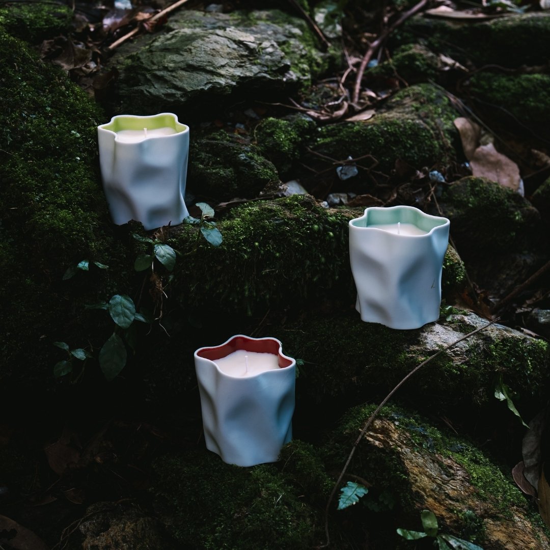 "KITCHIBE japanische Kerzen auf moosbewachsenen Felsen, Wabi-Sabi-Keramik und Japandi-Stil mit natürlichem Duft"