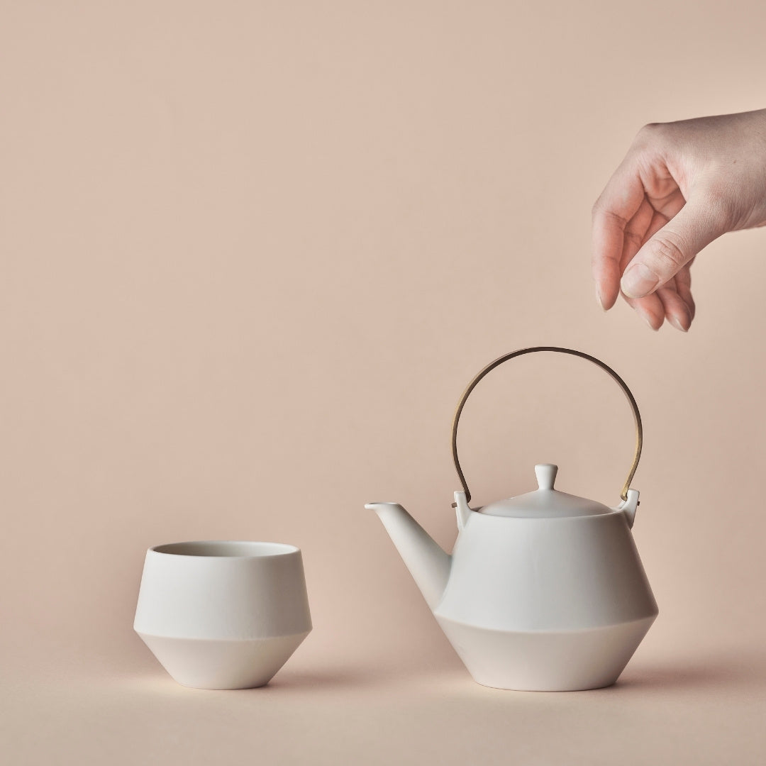 Elegant japansk tekande med messinghåndtag og yunomi-tekop til servering af grøn te