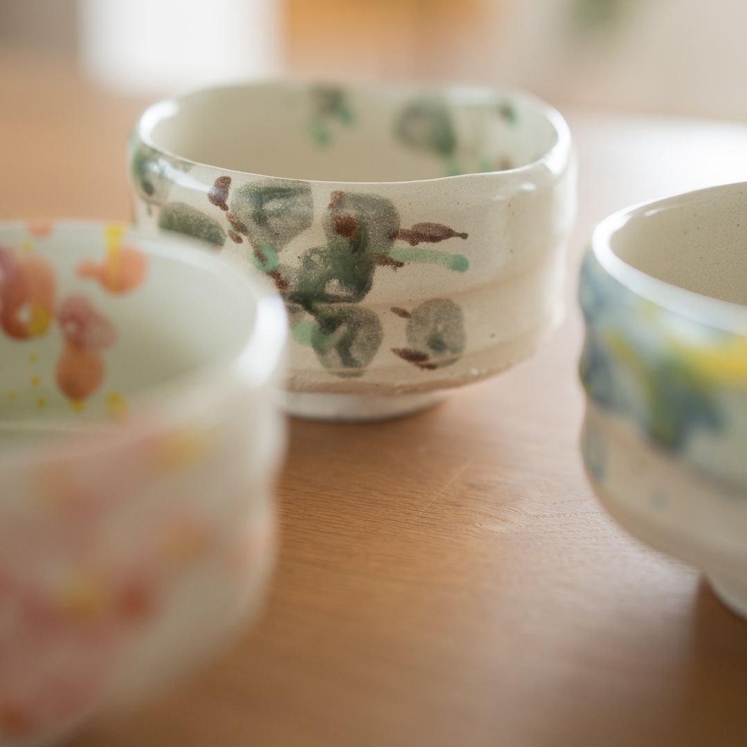 "Skov" matcha-skål vist i en setting, der fremhæver dens organiske form og Wabi Sabi-æstetik, håndlavet af Shinzan Kiln-håndværkere i Gifu.