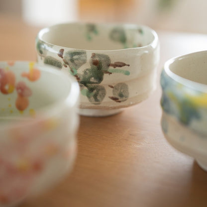 "Skov" matcha-skål vist i en setting, der fremhæver dens organiske form og Wabi Sabi-æstetik, håndlavet af Shinzan Kiln-håndværkere i Gifu.