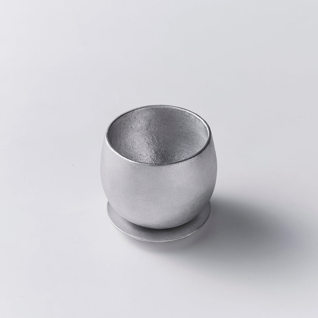 Japansk Sake-krus-sæt i aluminium "yurayura" – Selvafkølende, svajende krus for ren smag