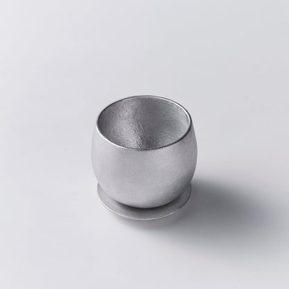Japansk Sake-krus-sæt i aluminium "yurayura" – Selvafkølende, svajende krus for ren smag
