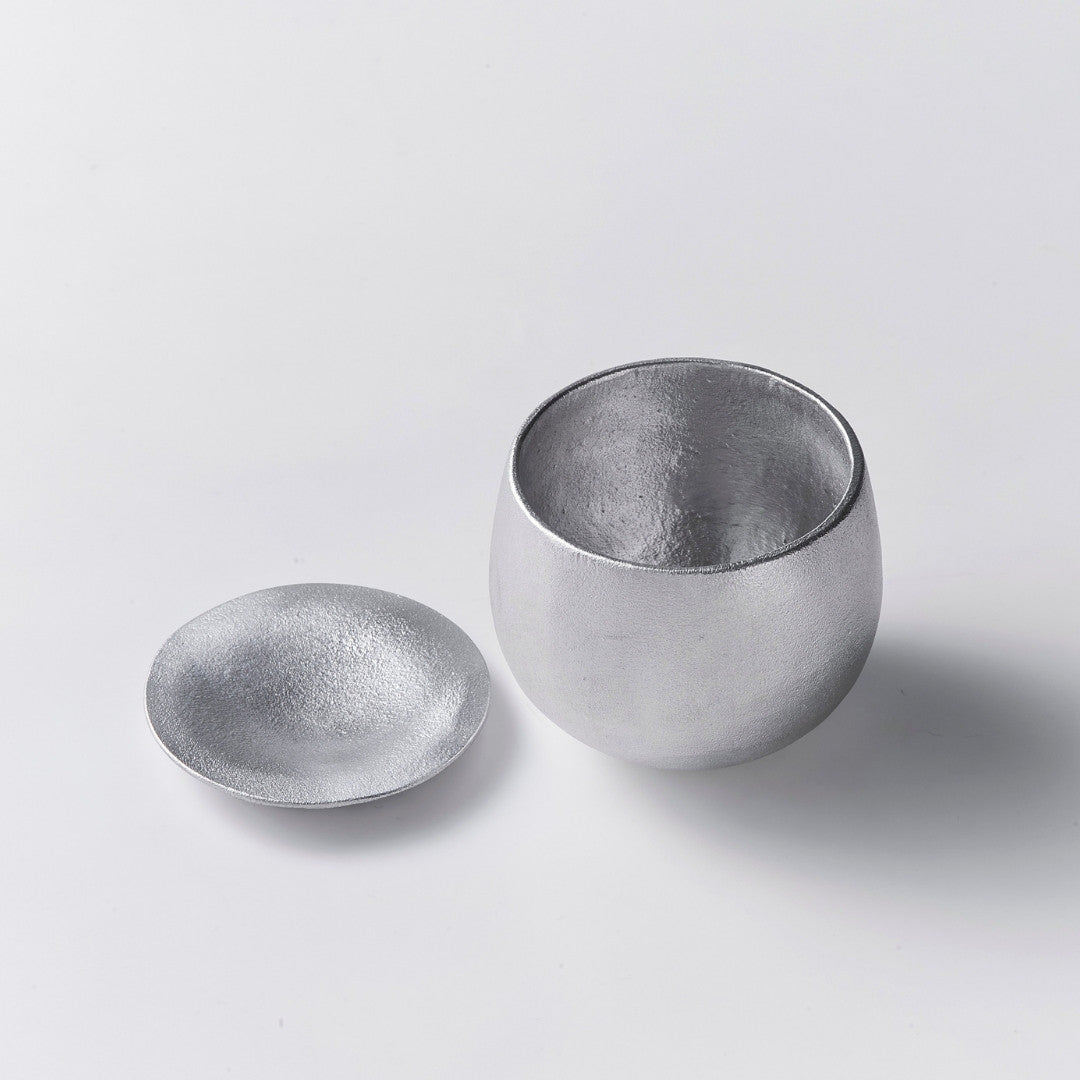 Japansk Sake Kopp Sæt "yurayura" med Låg – Håndlavede Sake Kopper i Støbt Aluminium fra Japan
