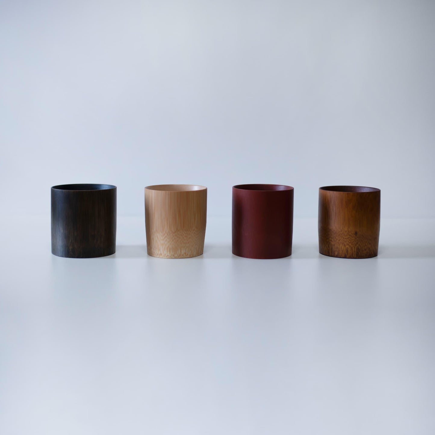 Vier bamboekopjes in verschillende kleuren, vervaardigd met traditionele technieken uit Kyoto, Japan.