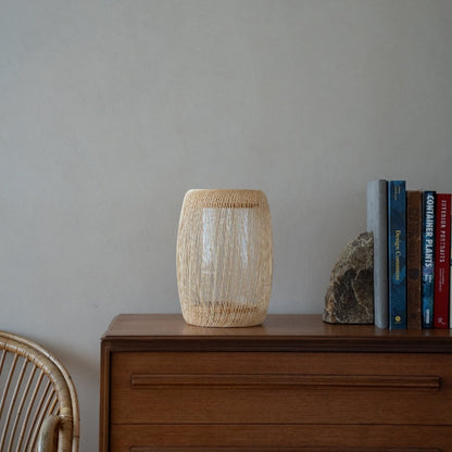 Japansk bambus blomstervase "Cocoon" på en træhylde i Japandi-rum - Ikebana blomstervase med wabi-sabi æstetik