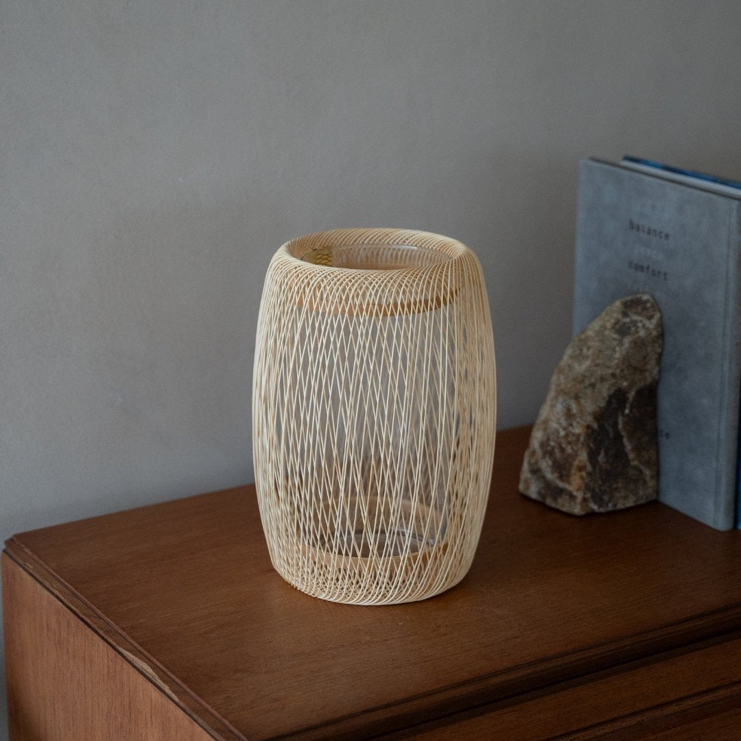 Japansk bambus blomstervase "Cocoon" på en træhylde - Autentisk Ikebana blomstervase med wabi-sabi æstetik