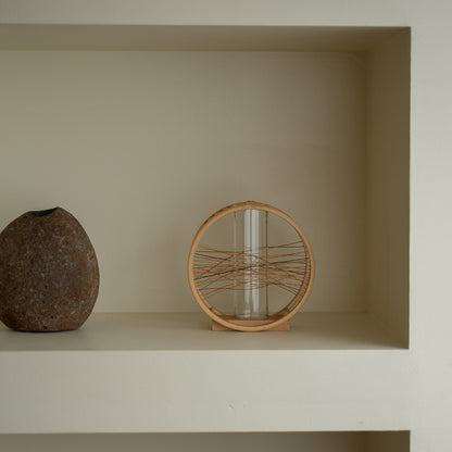 Japansk bambus blomstervase "Flydende Vind" på en hvid hylde - Japandi-stil ikebana blomstervase med wabi-sabi æstetik