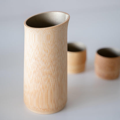 Luxuriöser japanischer Sake-Krug, über 10 Jahre hinweg von Kunsthandwerkern aus Kyoto aus natürlichem Bambus sorgfältig handgefertigt, der die exquisite Handwerkskunst und die ruhige Schönheit der Bambuswälder von Kyoto zeigt.