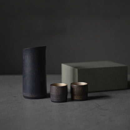 Geschenkset aus japanischer Bambus-Sake-Kanne und Bechern, gefertigt mit traditionellen Techniken aus Kyoto, Japan. 