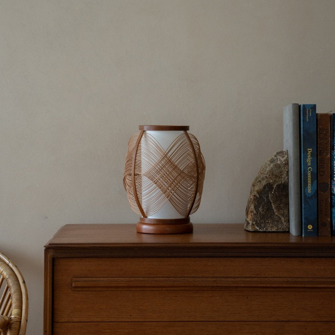 Japanse bamboe lamp "Koyou" op een houten tafel in Japandi-kamer - Wabi-Sabi nachtlamp voor nachtkastjes
