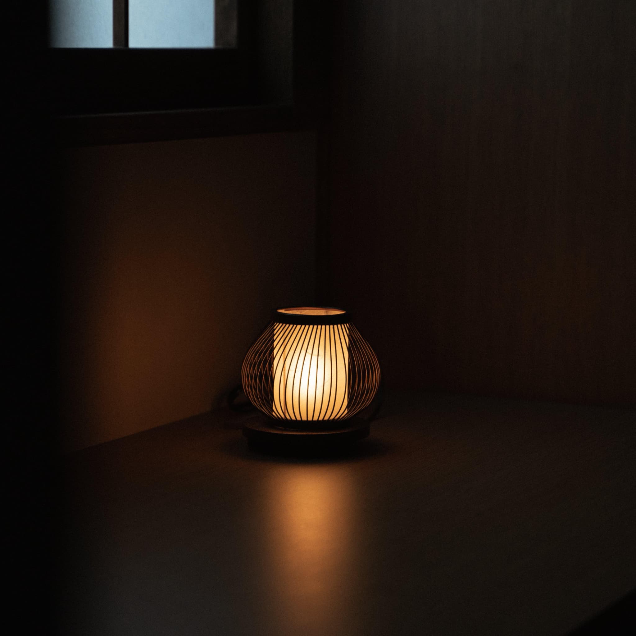 Japanse bamboe tafellamp, handgemaakt met traditionele Japanse technieken, voor een warme en uitnodigende sfeer. 
