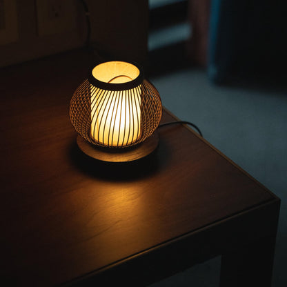 Japanse bamboe nachtkastlamp op een tafel. 