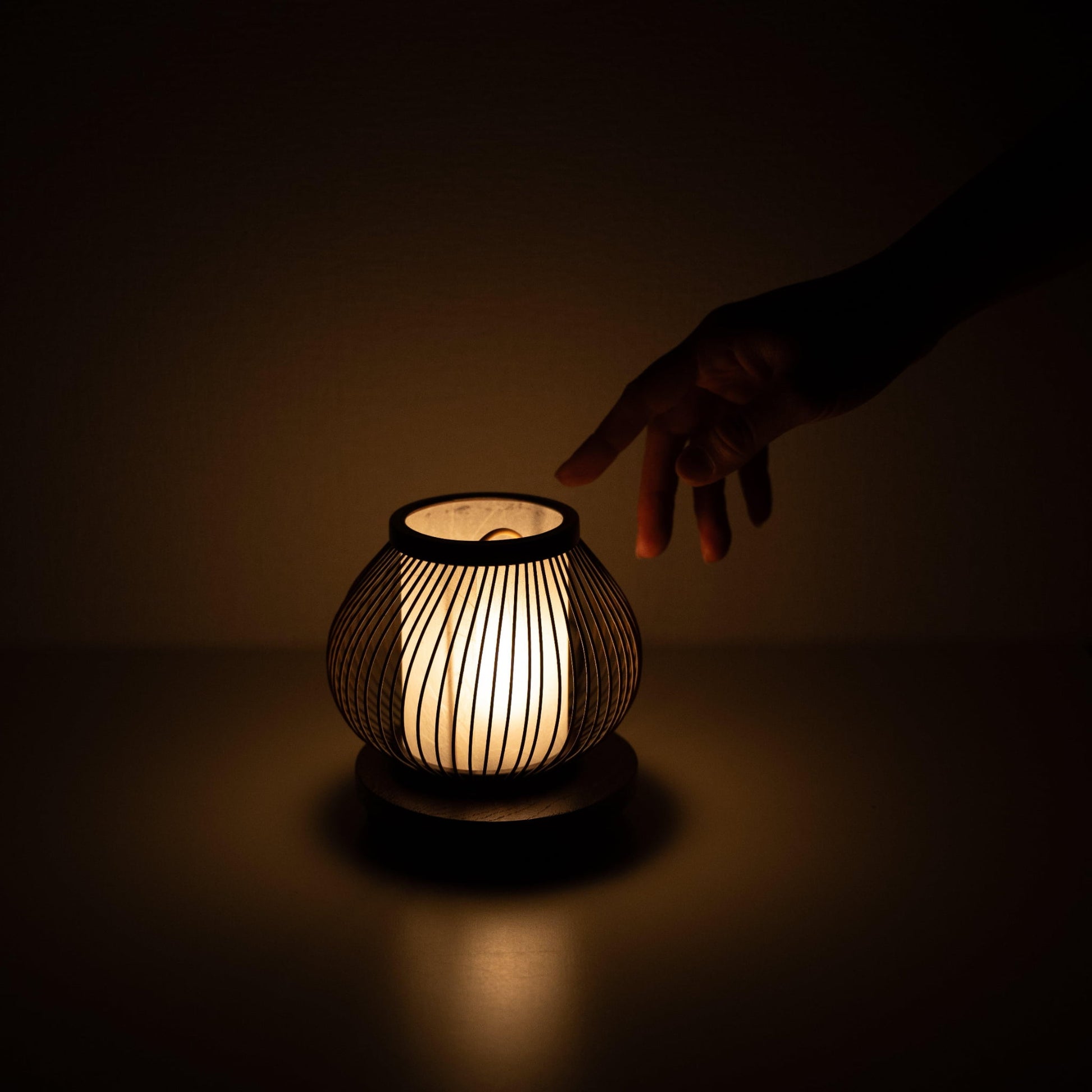 Minimalistische tafellamp gemaakt van dunne bamboestroken, met 800 jaar bamboeambacht uit Shizuoka, Japan.