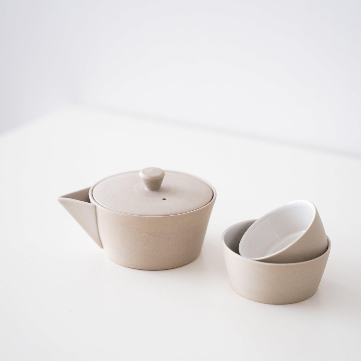 Japansk Banko-keramik tekande: Et minimalistisk hvidt design