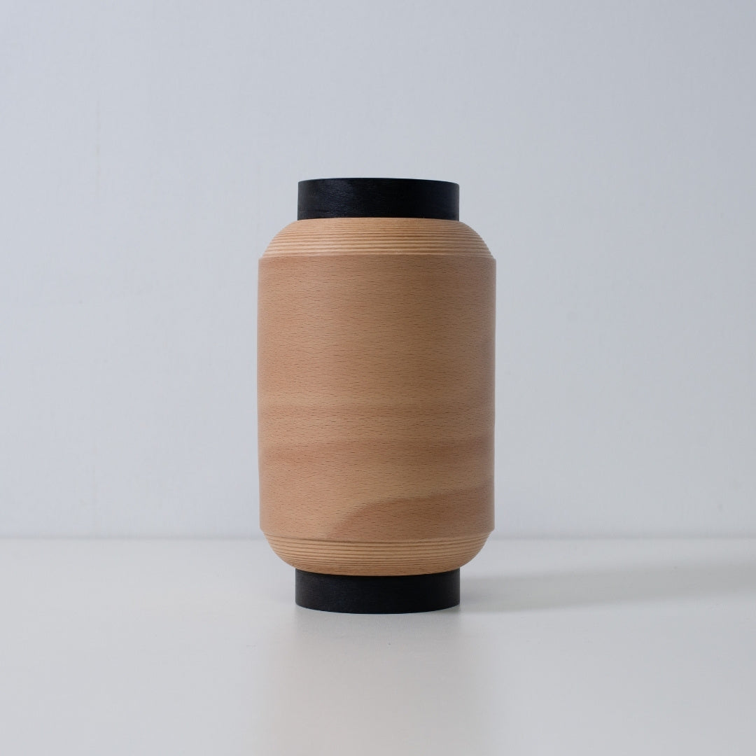 "Minimalistische Japanse tafellamp gemaakt van gevlochten beukenhout, perfect voor sfeerverlichting in de woonkamer."