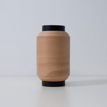 "Minimalistische Japanse tafellamp gemaakt van gevlochten beukenhout, perfect voor sfeerverlichting in de woonkamer."