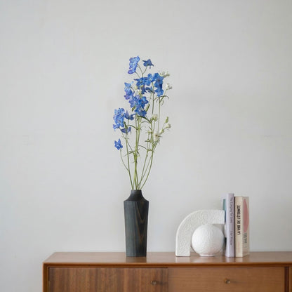 Japansk cedertræ Ikebana-vase Indigo 02 på et trækonsolbord i Japandi-stue
