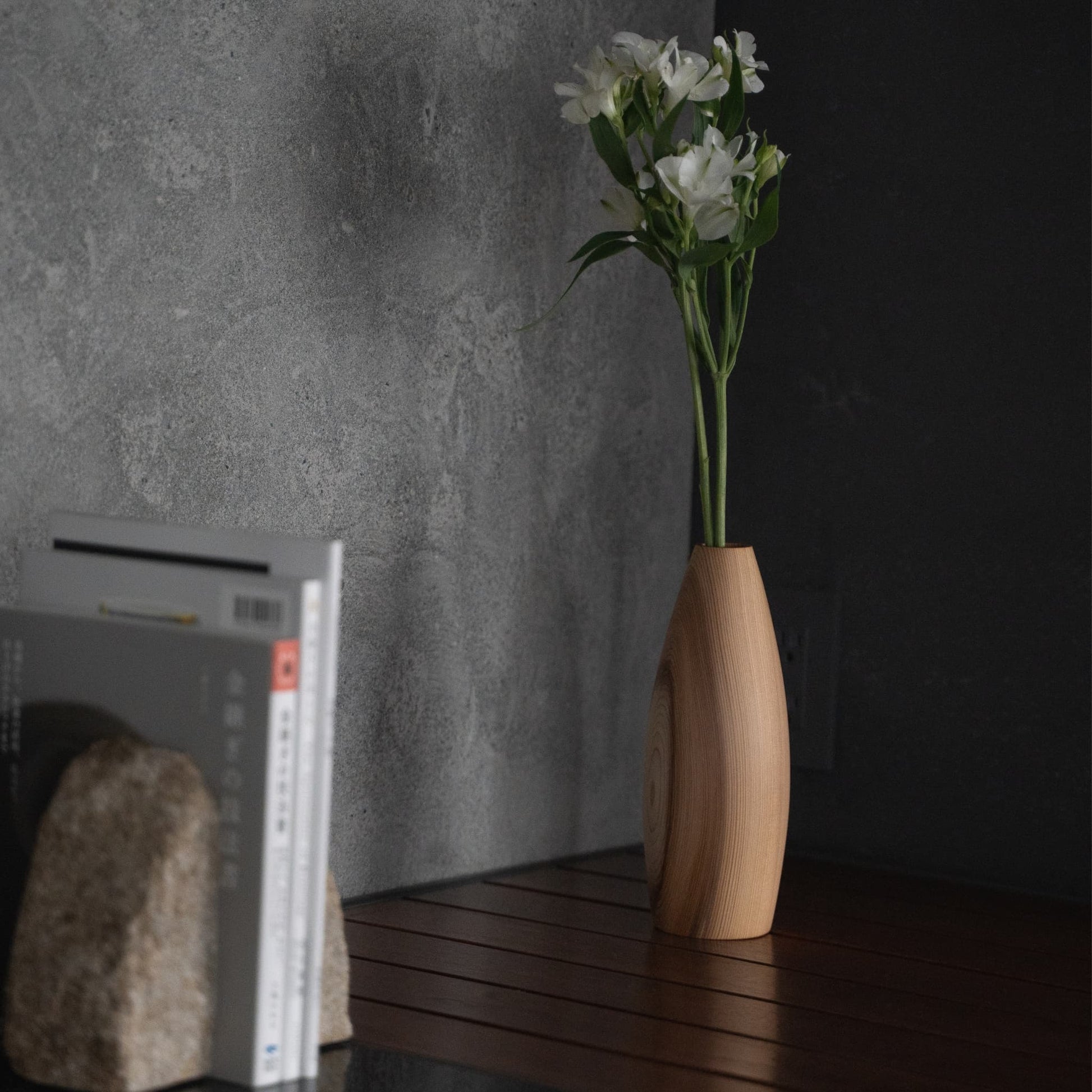 Japandi-stil vase til ikebana på et konsolbord i en Japandi-stue