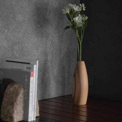 Japandi-stil vase til ikebana på et konsolbord i en Japandi-stue
