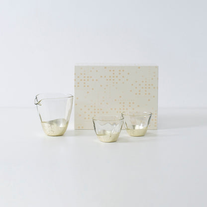Japansk sake-krus-sæt i champagne guld med Kanazawa-blad, inkluderer flaske og to krus fra HAKUICHI