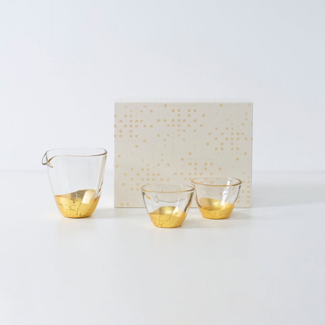 Japansk sake-sæt med Kanazawa-bladguld, med en sakeflaske og to sakekopper fra HAKUICHI