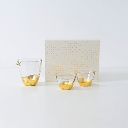 Japansk sake-sæt med Kanazawa-bladguld, med en sakeflaske og to sakekopper fra HAKUICHI